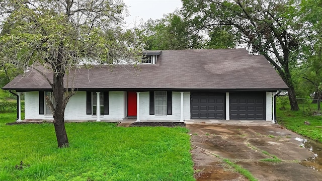 view of front facade featuring a front lawn and a garage