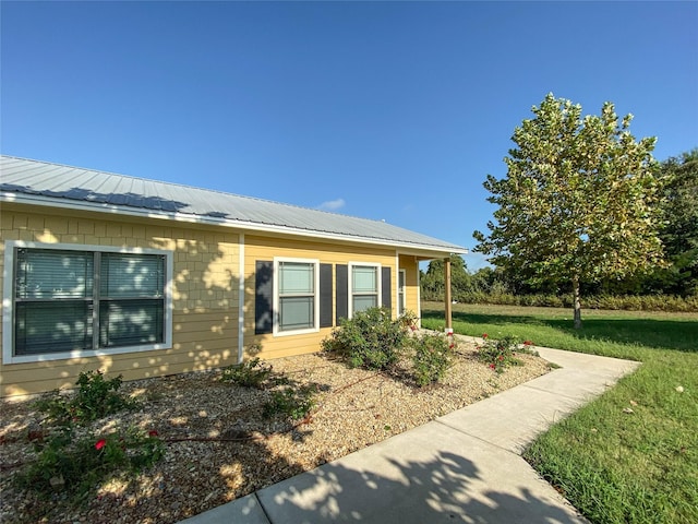 view of front of property with a front lawn