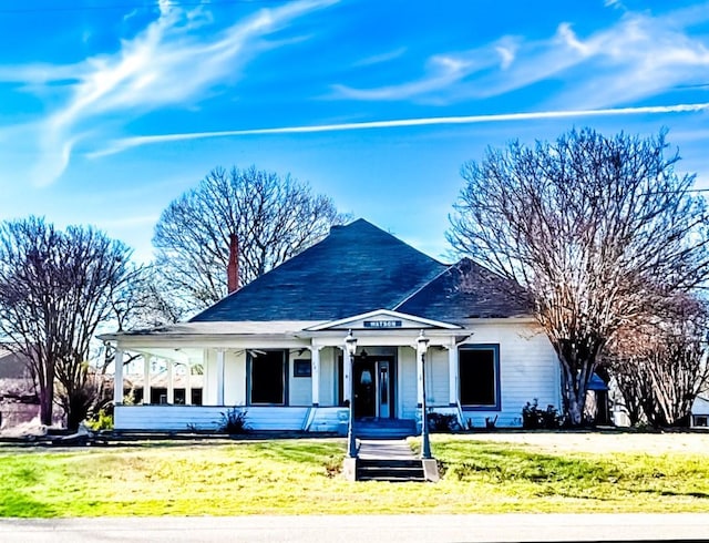 view of front of home with a front lawn