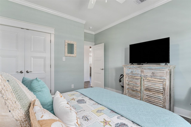 bedroom featuring ceiling fan, crown molding, and a closet