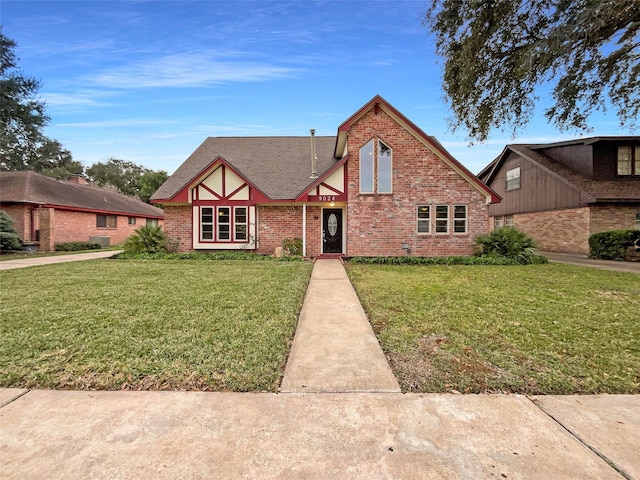 view of front facade featuring a front lawn