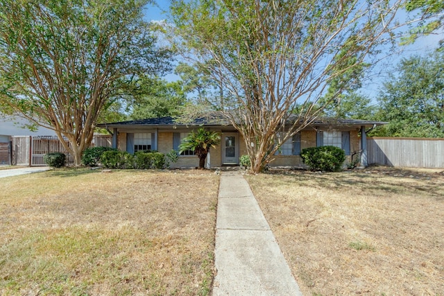 ranch-style home featuring a front lawn