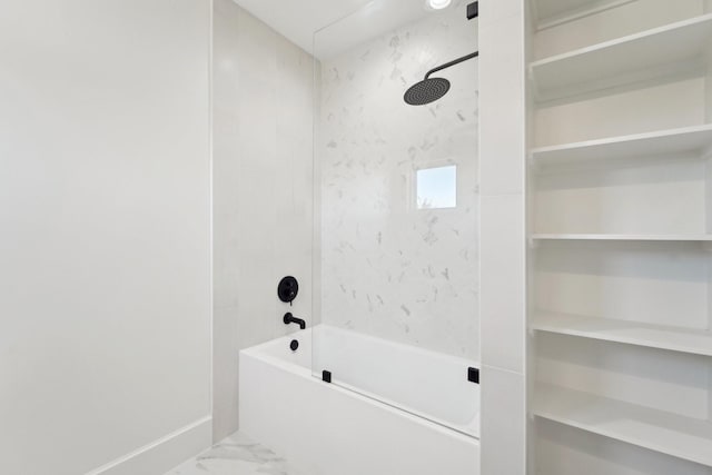 bathroom featuring tiled shower / bath combo