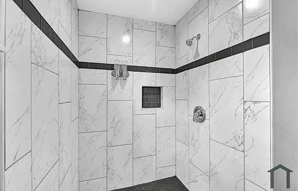 bathroom featuring tiled shower