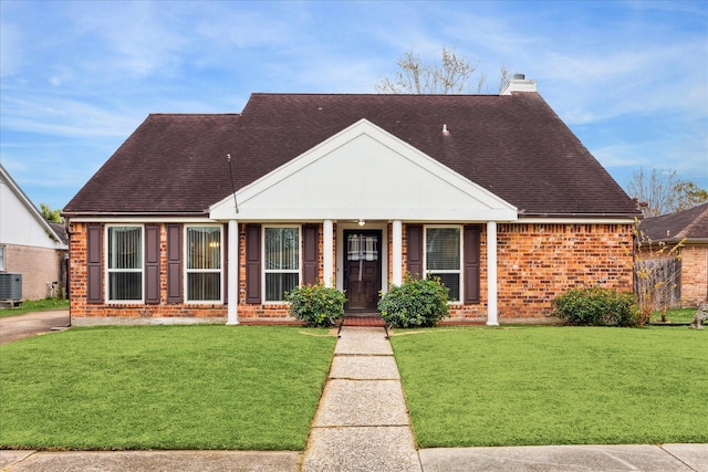 view of front facade featuring central AC unit and a front yard