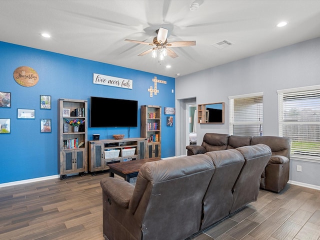 living area with visible vents, baseboards, a ceiling fan, wood finished floors, and recessed lighting