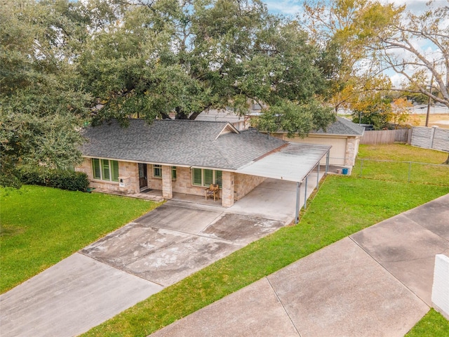 view of front of home featuring a carport and a front yard