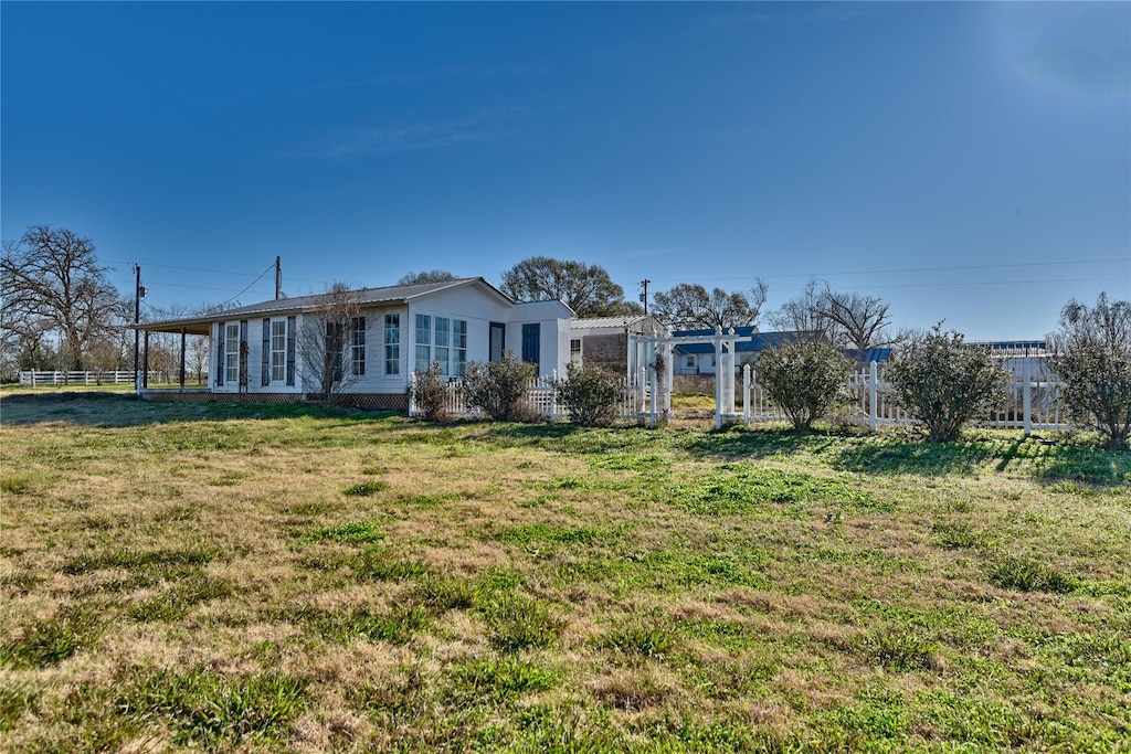 view of front facade with a front lawn