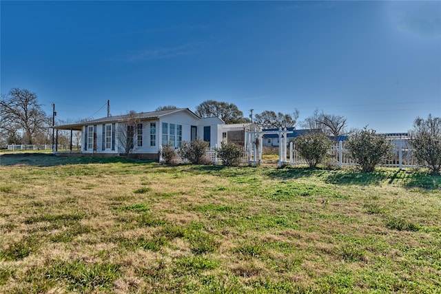 view of front facade with a front lawn