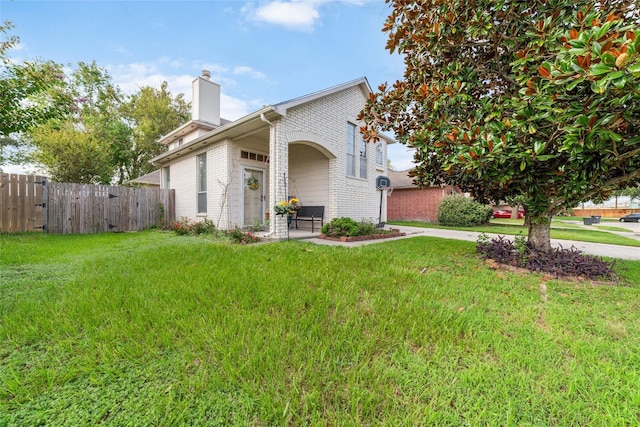 view of front of home featuring a front yard