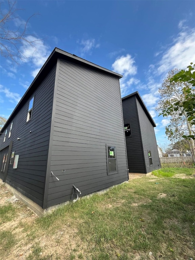 view of side of property featuring a yard