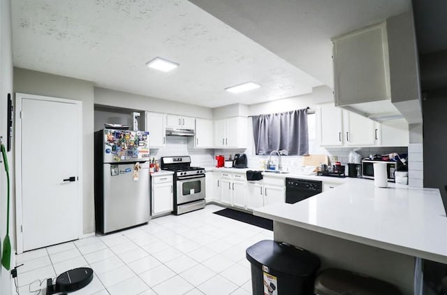 kitchen with stainless steel appliances, kitchen peninsula, a kitchen bar, sink, and white cabinetry