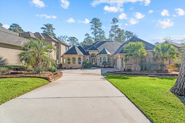 view of front facade featuring a front yard and a garage