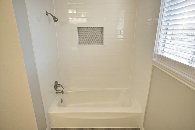 bathroom with tiled shower / bath combo