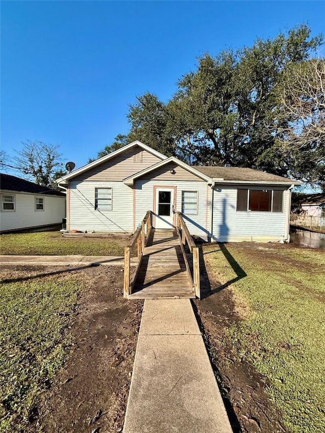 view of front of house featuring a front lawn