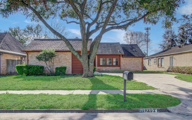 view of front of property featuring a front lawn