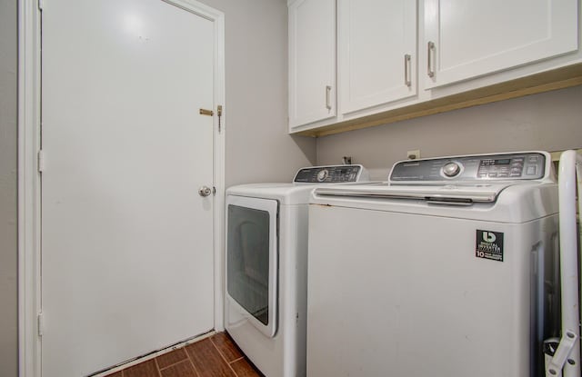 washroom featuring cabinets and washing machine and clothes dryer