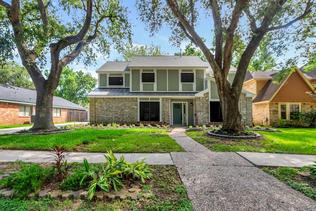 view of front of home featuring a front yard