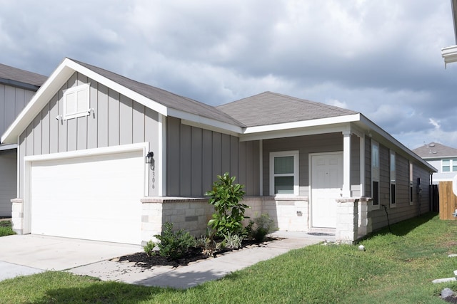 view of front of home featuring a front lawn and a garage