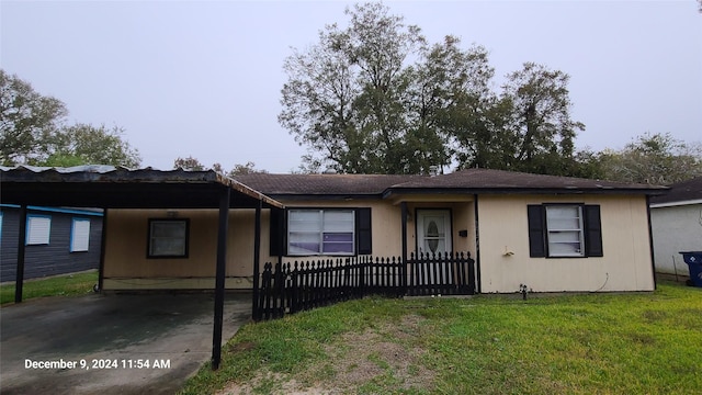 view of front facade featuring a front lawn and a carport