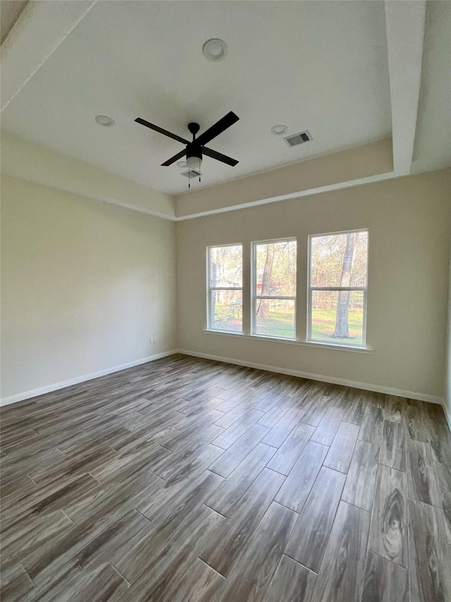 empty room featuring ceiling fan