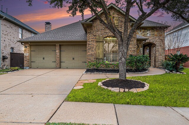 view of front facade featuring a yard and a garage