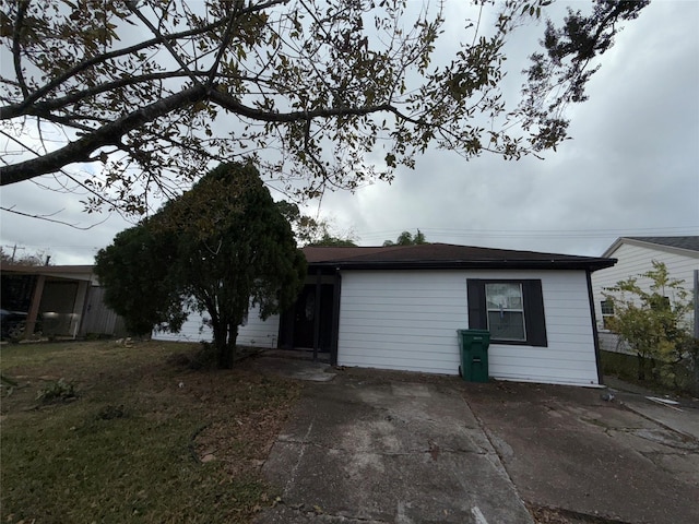 view of front facade with a front lawn