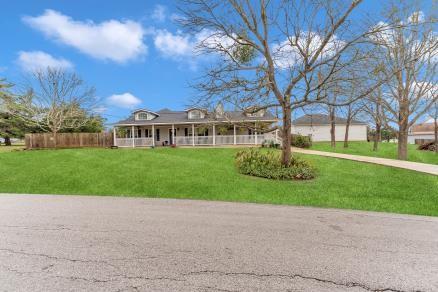 view of front of home featuring a front yard and a porch