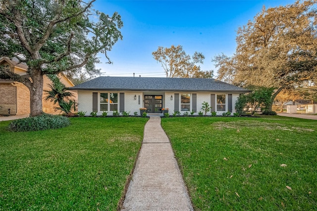 single story home with a front lawn