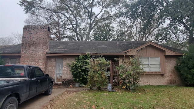 single story home with a front yard