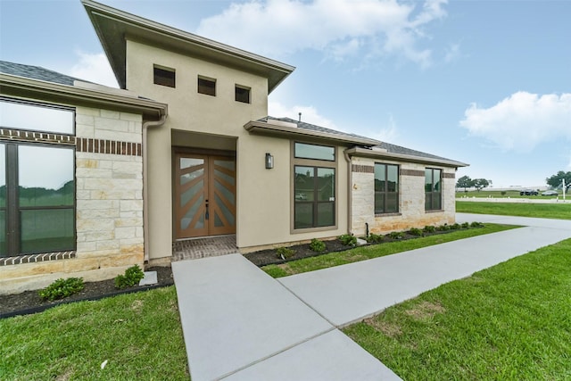 view of front of home featuring a front yard