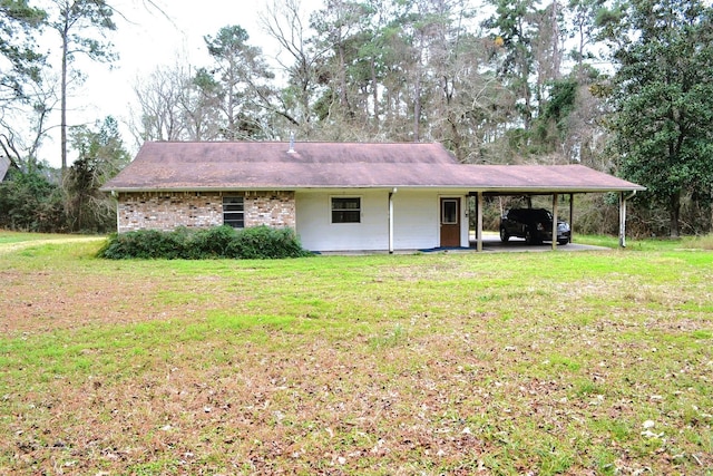 view of front facade featuring a front lawn and a carport