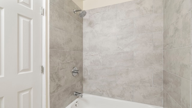 bathroom featuring tiled shower / bath