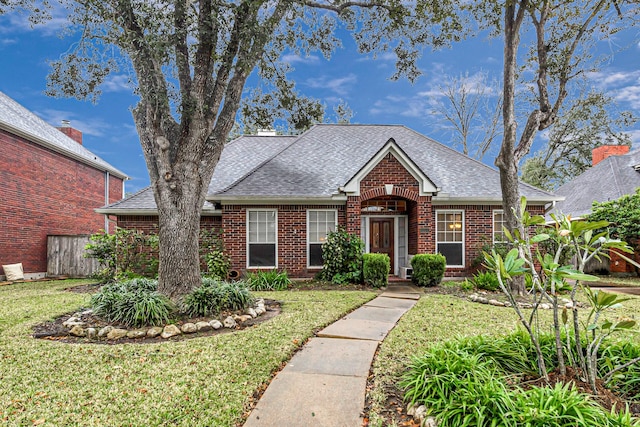 view of front facade featuring a front lawn