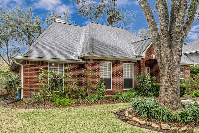 view of front of property with a front lawn