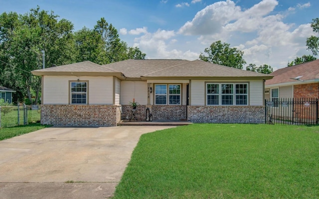 ranch-style house featuring a front lawn