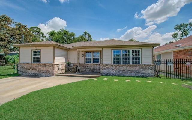 view of front of property featuring a front lawn