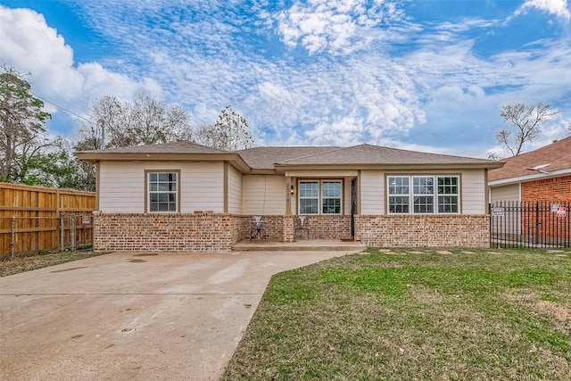 view of front facade featuring a front yard