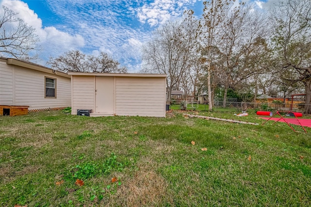 view of yard featuring a shed