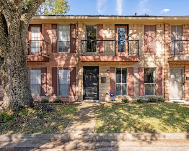 view of front of home featuring a front lawn