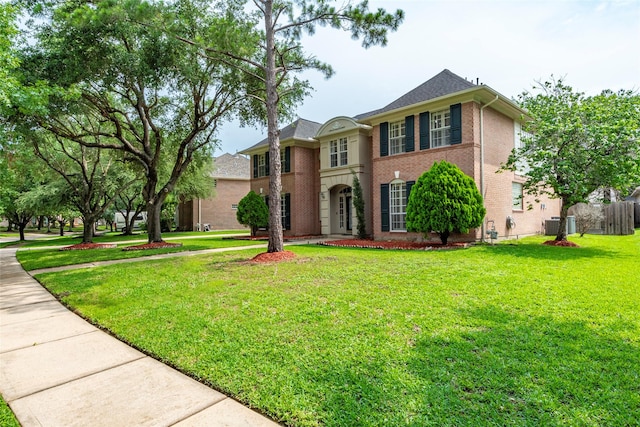 view of front facade featuring a front yard