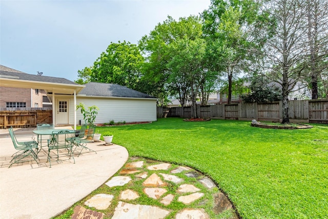 view of yard featuring a patio area