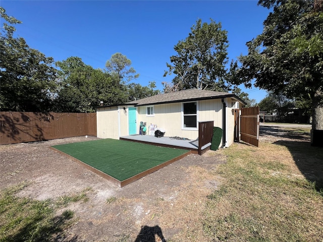 back of house featuring a lawn