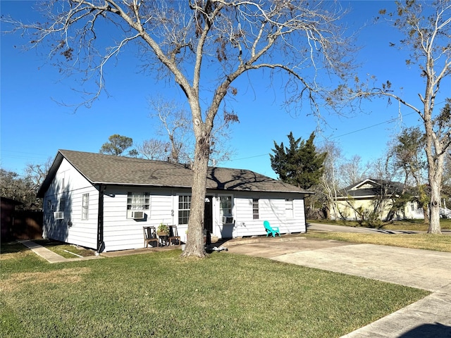 view of front of property featuring a front lawn