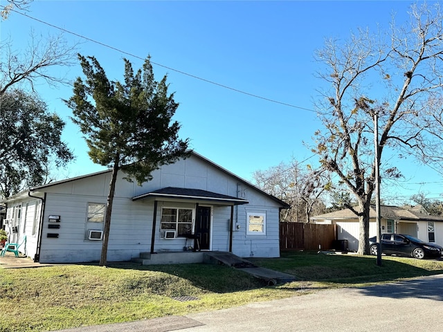 view of front facade featuring cooling unit and a front lawn