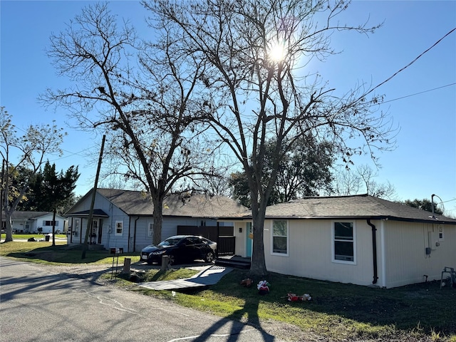 ranch-style home featuring a front lawn