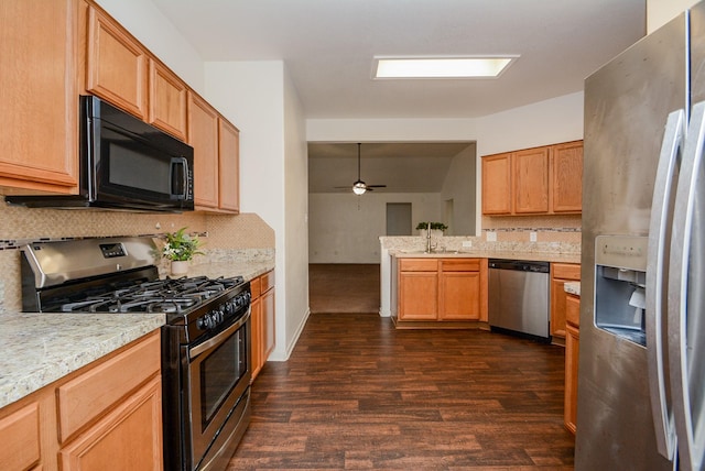 kitchen with dark hardwood / wood-style floors, stainless steel appliances, tasteful backsplash, ceiling fan, and sink