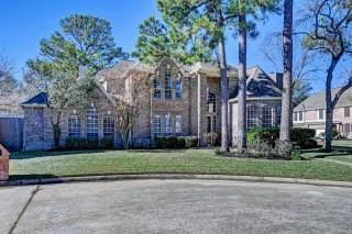 view of front facade with a front lawn