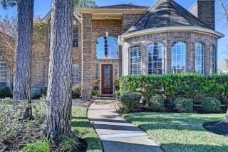 view of front of house featuring a front lawn