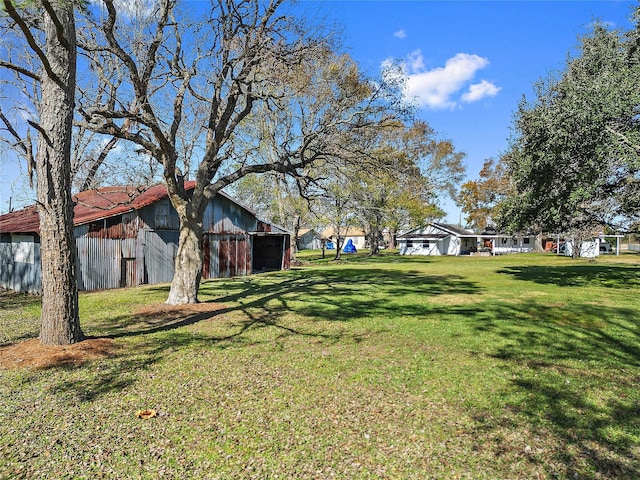 view of yard featuring an outdoor structure